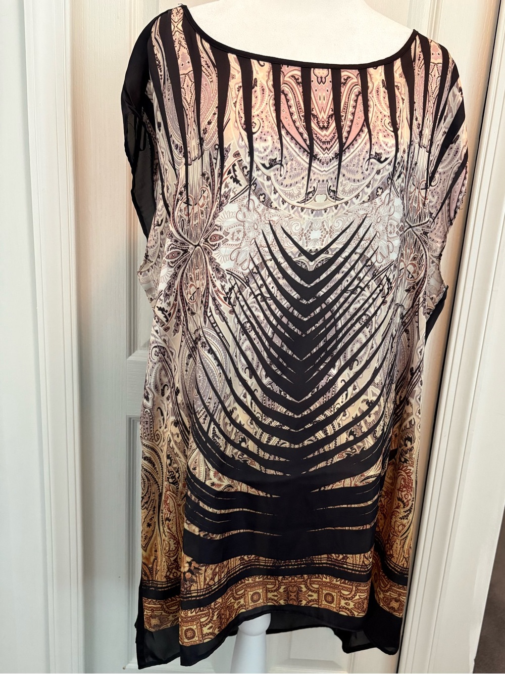 Philosophy Woman Black & Cream tunic Top, XL. NWOT, longer in back